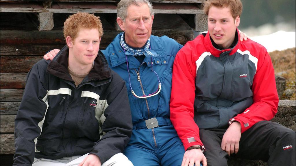 El príncipe Carlos con sus hijos, Harry y Guillermo, en una imagen de archivo.