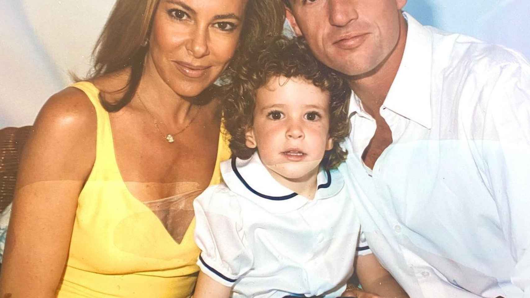 Ana Obregón y Alessandro Lequio con su hijo Álex, en una imagen compartida en redes sociales.