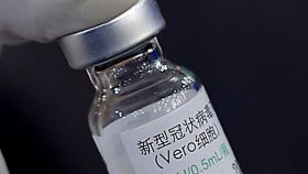 Un vial de la vacuna china de SinoPharm