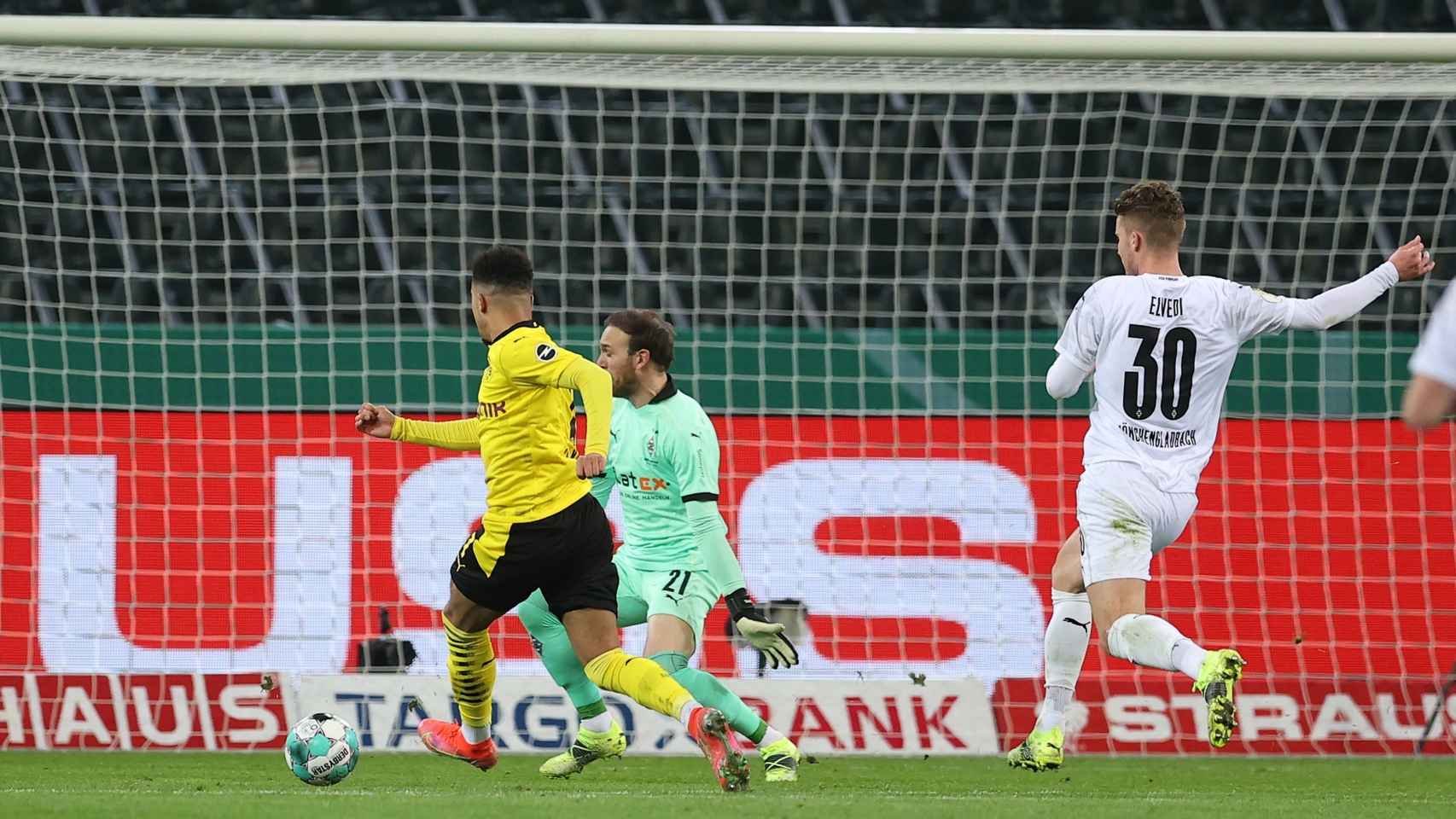 Jadon Sancho marca un gol contra el Borussia Monchengladbach