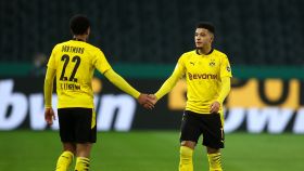 Sancho y Bellingham se saludan en un partido con el Borussia Dortmund