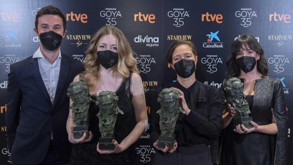 El equipo de Las niñas con sus 4 goyas Álex Lafuente, Pilar Palomero, Valerie Delpierre y Daniela Cajías. Foto: Alberto Ortega