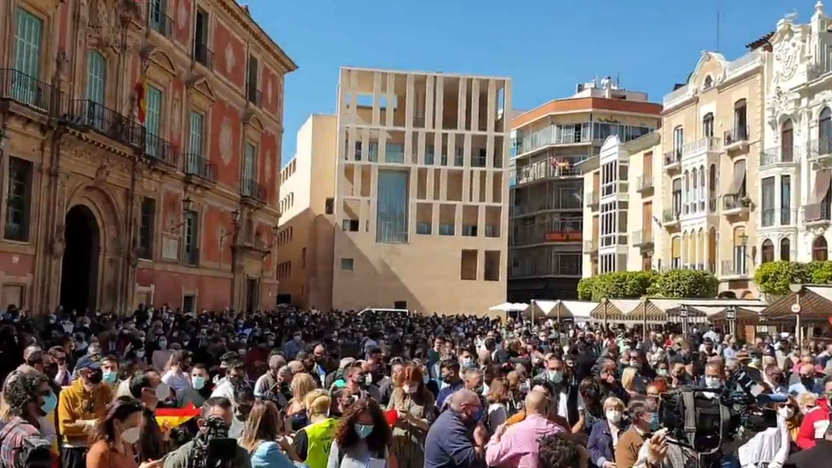Plaza del Cardenal Belluga de Murcia durante la rueda de prensa de Santiago Abascal.