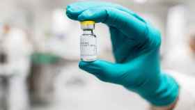 Un vial de la vacuna contra la Covid-19 de Janssen, aprobada este jueves por la UE
