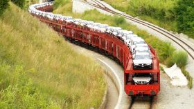 Imagen de un tren transportando vehículos de la marca Seat.