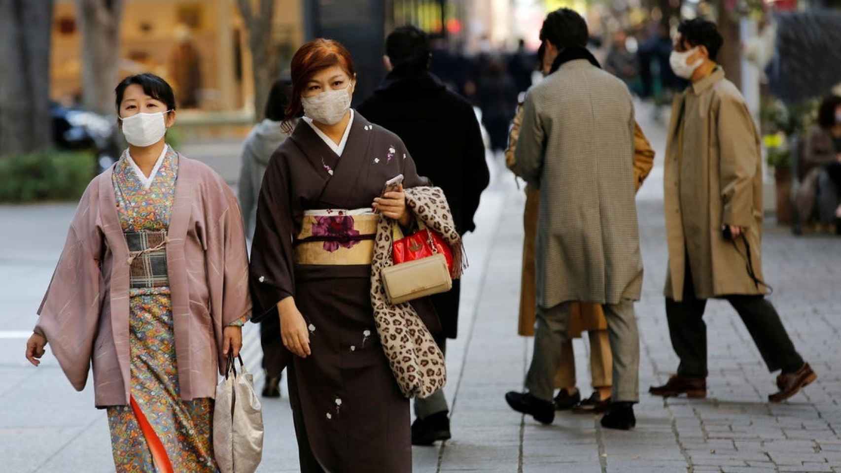 Dos mujeres caminan por Tokio, en Japón.