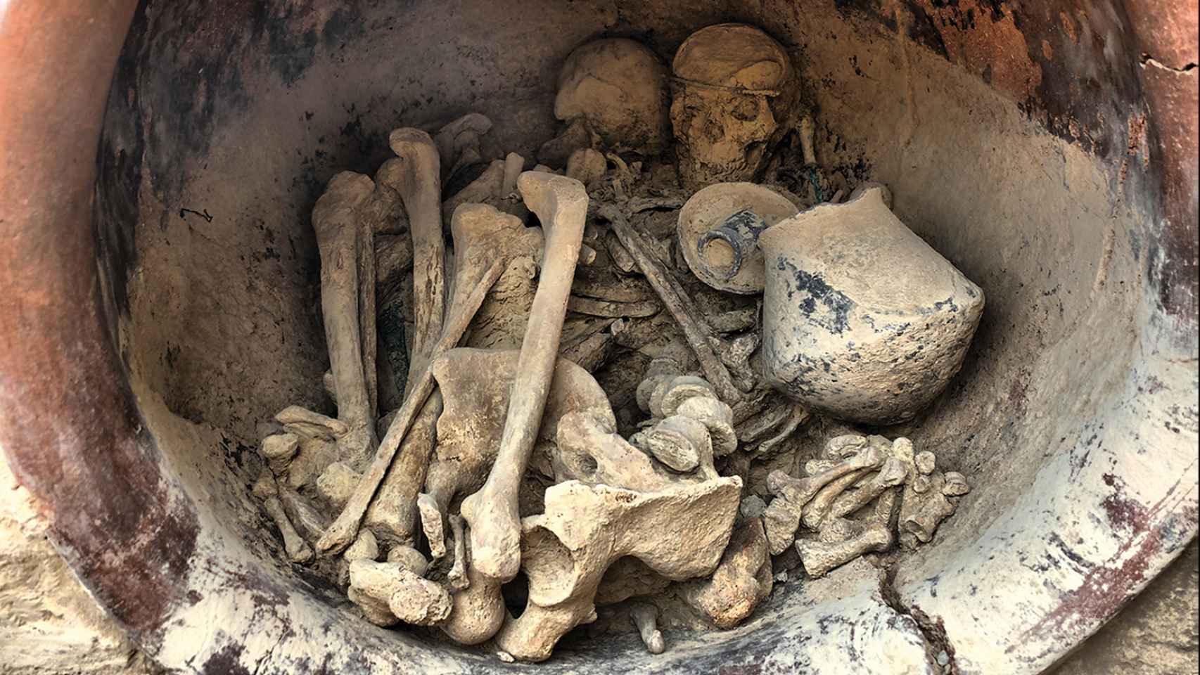 Dos individuos hallados en una tumba del yacimiento argárico de La Almoloya.