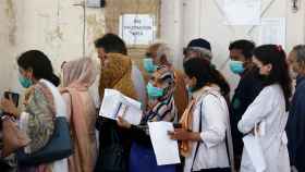 Varias personas hacen cola para recibir la primera dosis contra la Covid en Karachi, Pakistán.