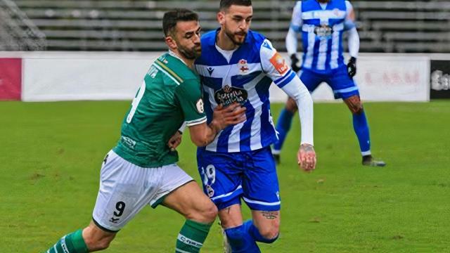 Granero pugna por un balón en un partido ante el Coruxo