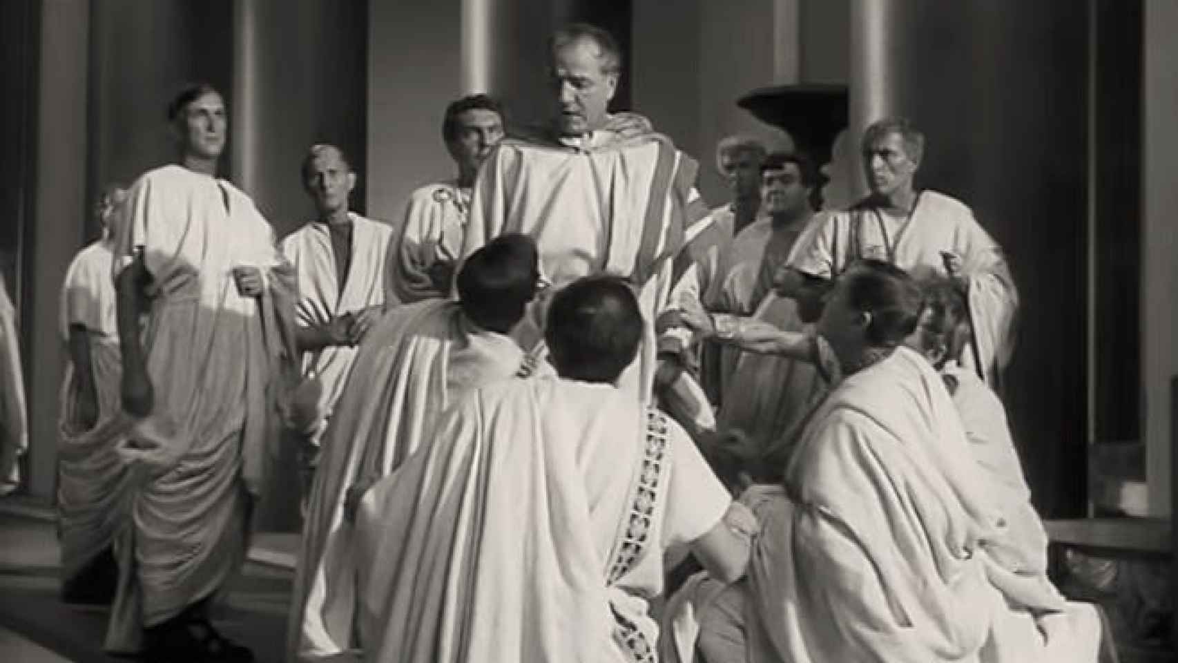 Fotograma de la película 'Julio César' (1953). Escena del asesinato.