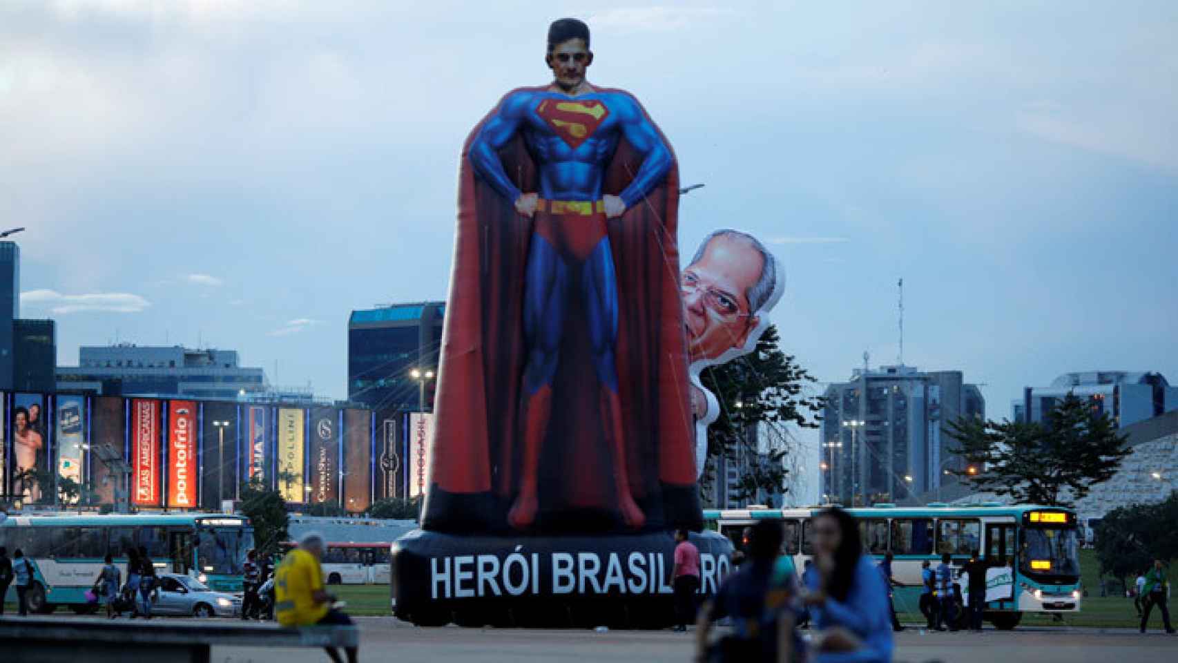 Un superman gigante con la cara de Sergio Moro en una manifestación contra la corrupción.