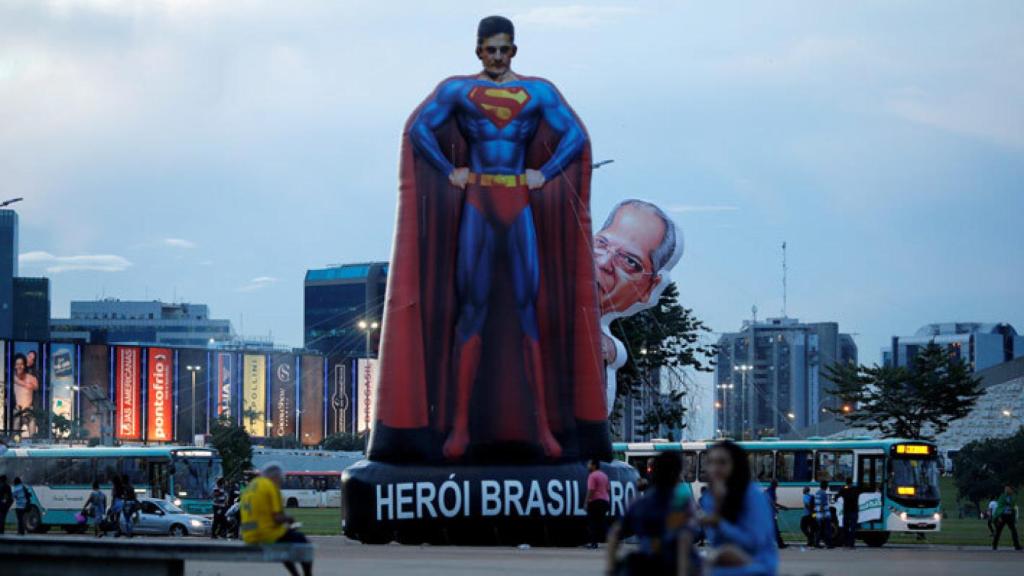 Un superman gigante con la cara de Sergio Moro en una manifestación contra la corrupción.