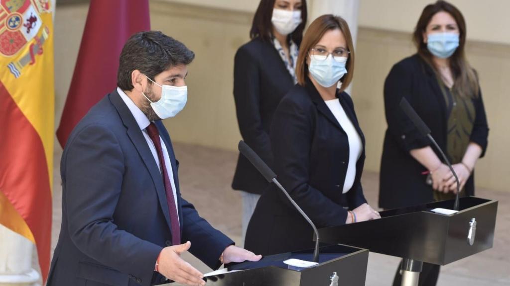 El presidente de Murcia, Fernando López Miras, y su vicepresidenta, Isabel Franco, este viernes en rueda de prensa.