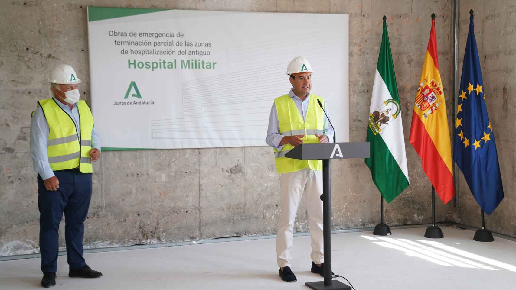 Juanma Moreno y Jesús Aguirre en una visita al Hospital Militar. Septiembre de 2020.