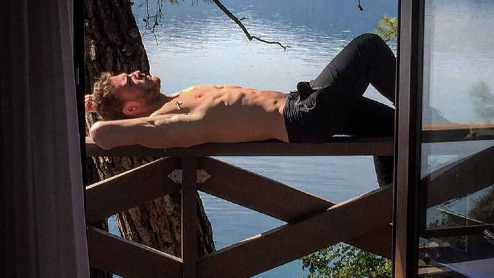 El actor en una imagen de sus redes sociales disfrutando de un momento de relax.