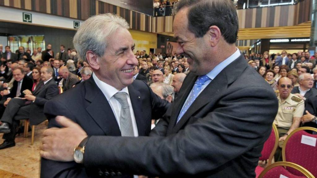 Escudero con su amigo José Bono, durante la inauguración en 2013 de su centro comercial Gran Jonquera.