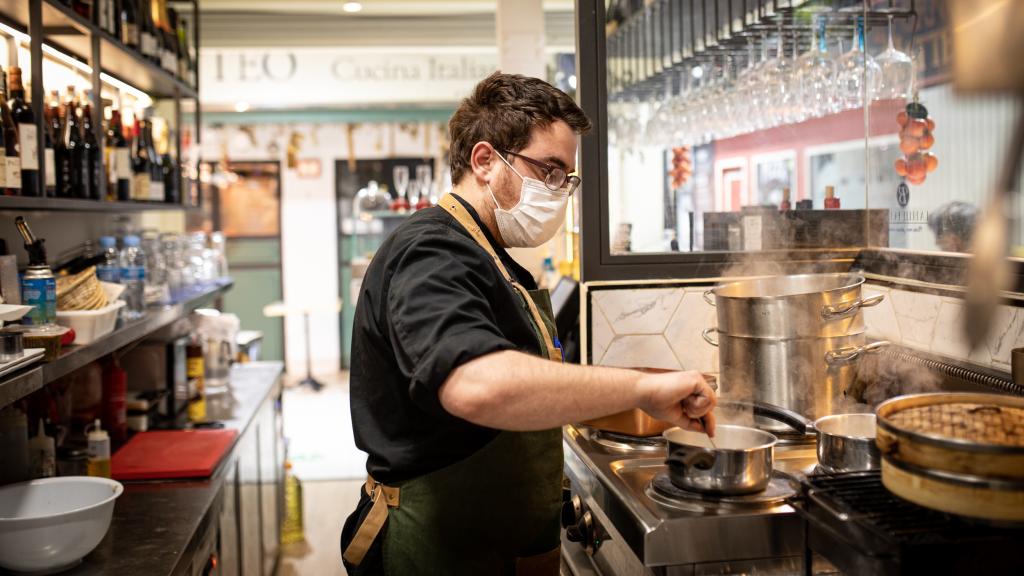 El cocinero profesional Toni Souto preparando los arroces en el fogones del Bistrot Oh Délice.