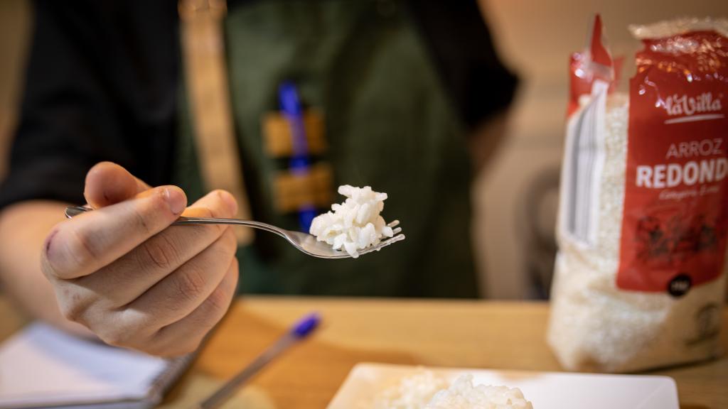 El cocinero muestra como el arroz de Aldi está apelmazado y parece una pelota.