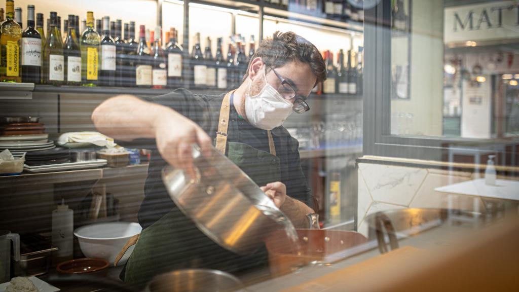 En la cocina del Bistrot Oh Délice, el cocinero Toni vierte el agua hirviendo para cocer los arroces.