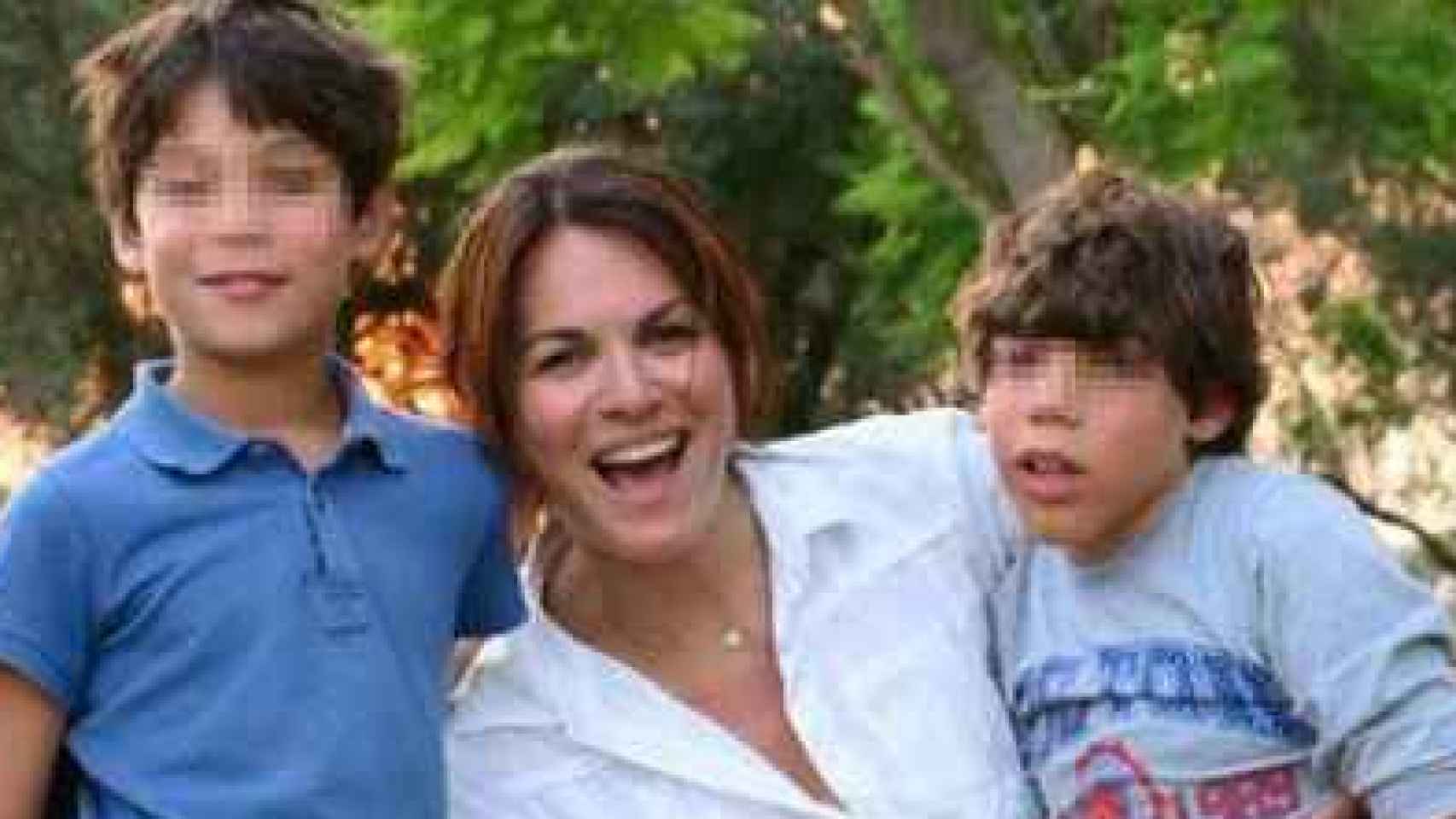 Fabiola Martínez junto a sus dos hijos, Kike y Carlos.