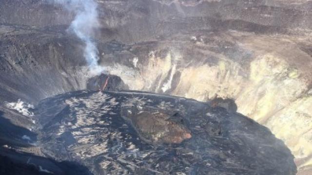 Foto de archivo de un volcán en erupción.