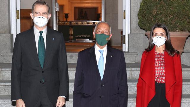 Los reyes Felipe VI y Letizia junto al presidente Marcelo Rebelo de Sousa en Zarzuela.