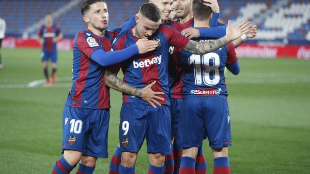 Roger celebra su gol con el Levante