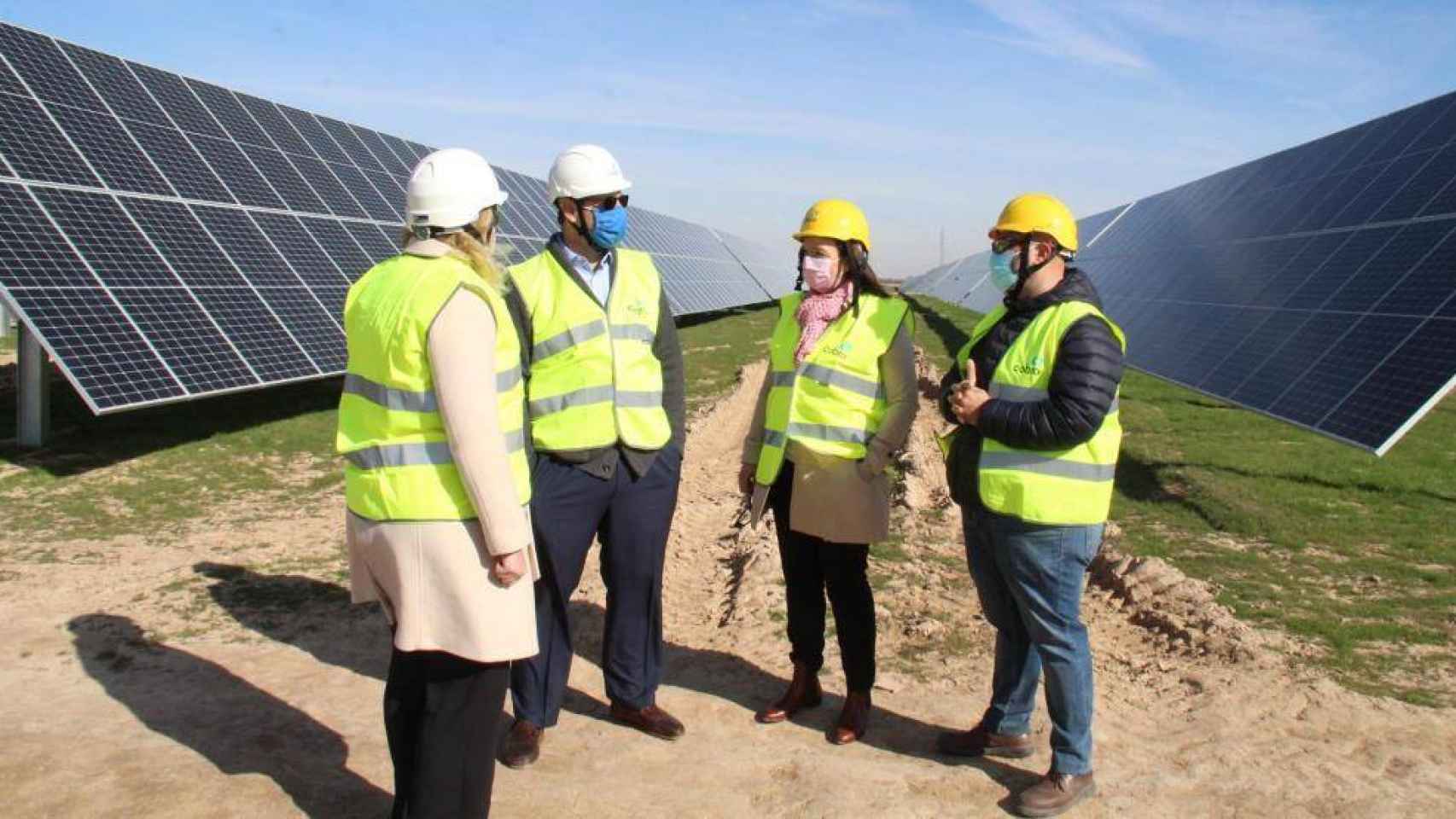 Visita de la alcaldesa de Alcázar, Rosa Melchor, a una de las plantas fotovoltaicas que se están construyendo en la localidad