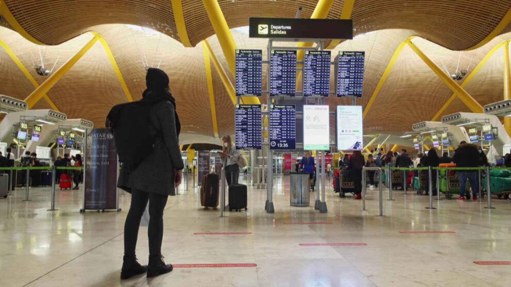 Viajeros en la terminal T4 del Aeropuerto Adolfo Suárez Madrid-Barajas. Imagen de archivo