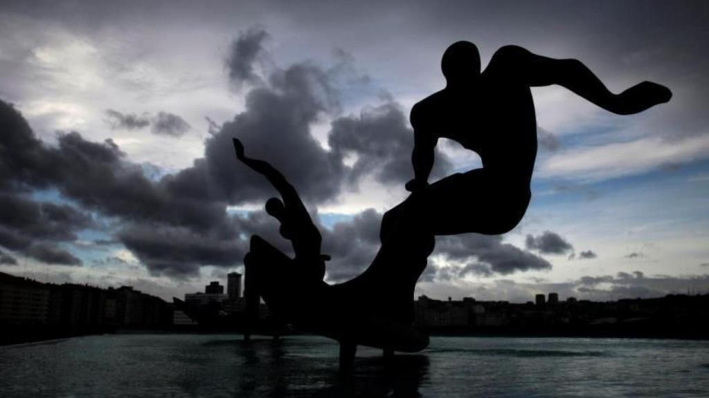 La escultura de los surfistas de A Coruña.