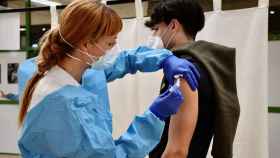 La Consejería de Sanidad de Junta de Castilla y León ha comenzado la vacunación frente a la Covid-19 de los docentes.