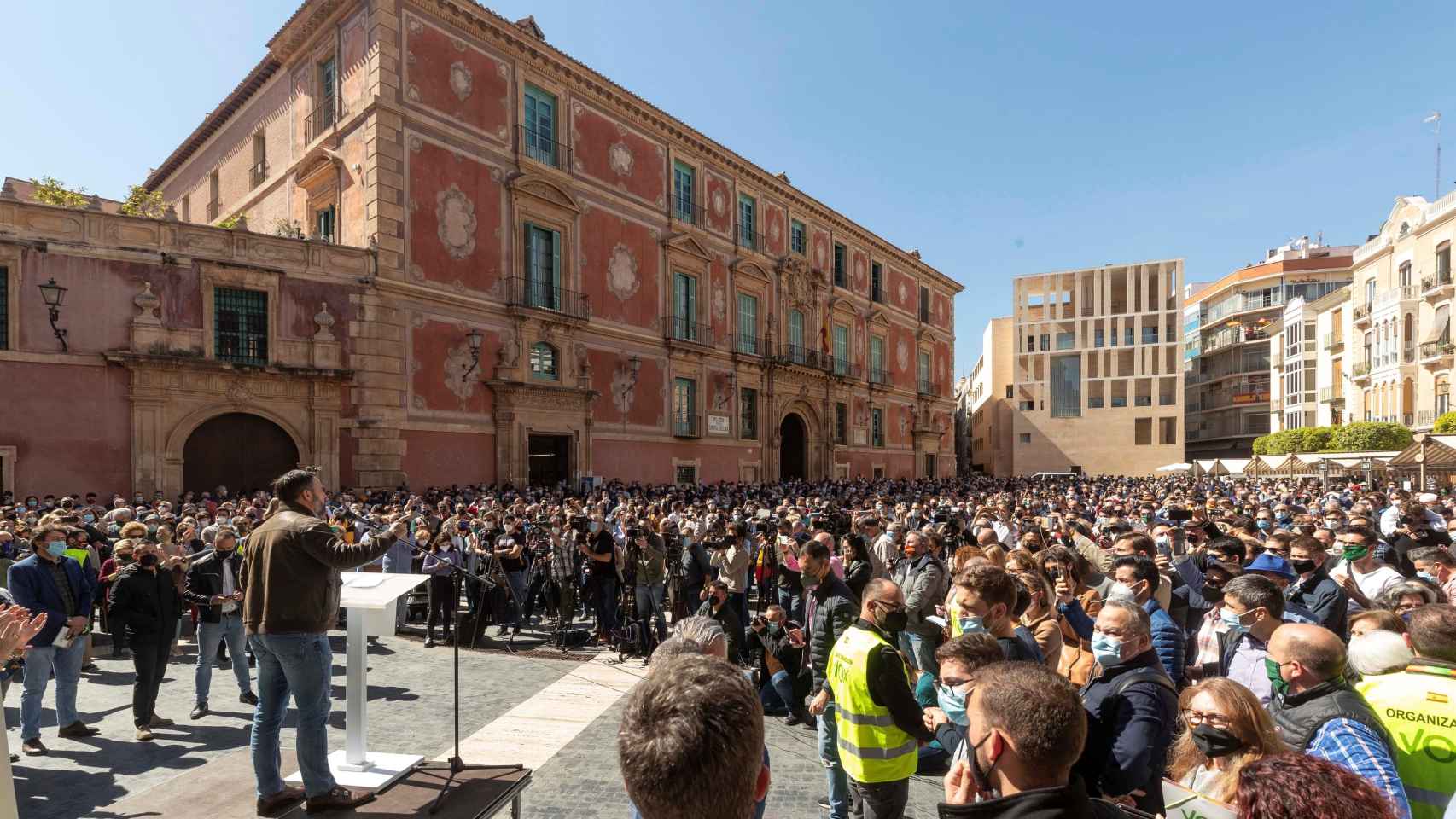 Santiago Abascal en una abarrotada plaza del Cardenal Belluga de Murcia.