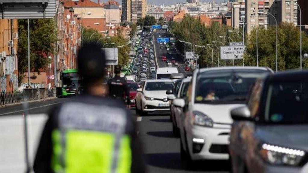 Controles de tráfico de la Policía para vigilar el cumplimiento de las restricciones en Madrid.
