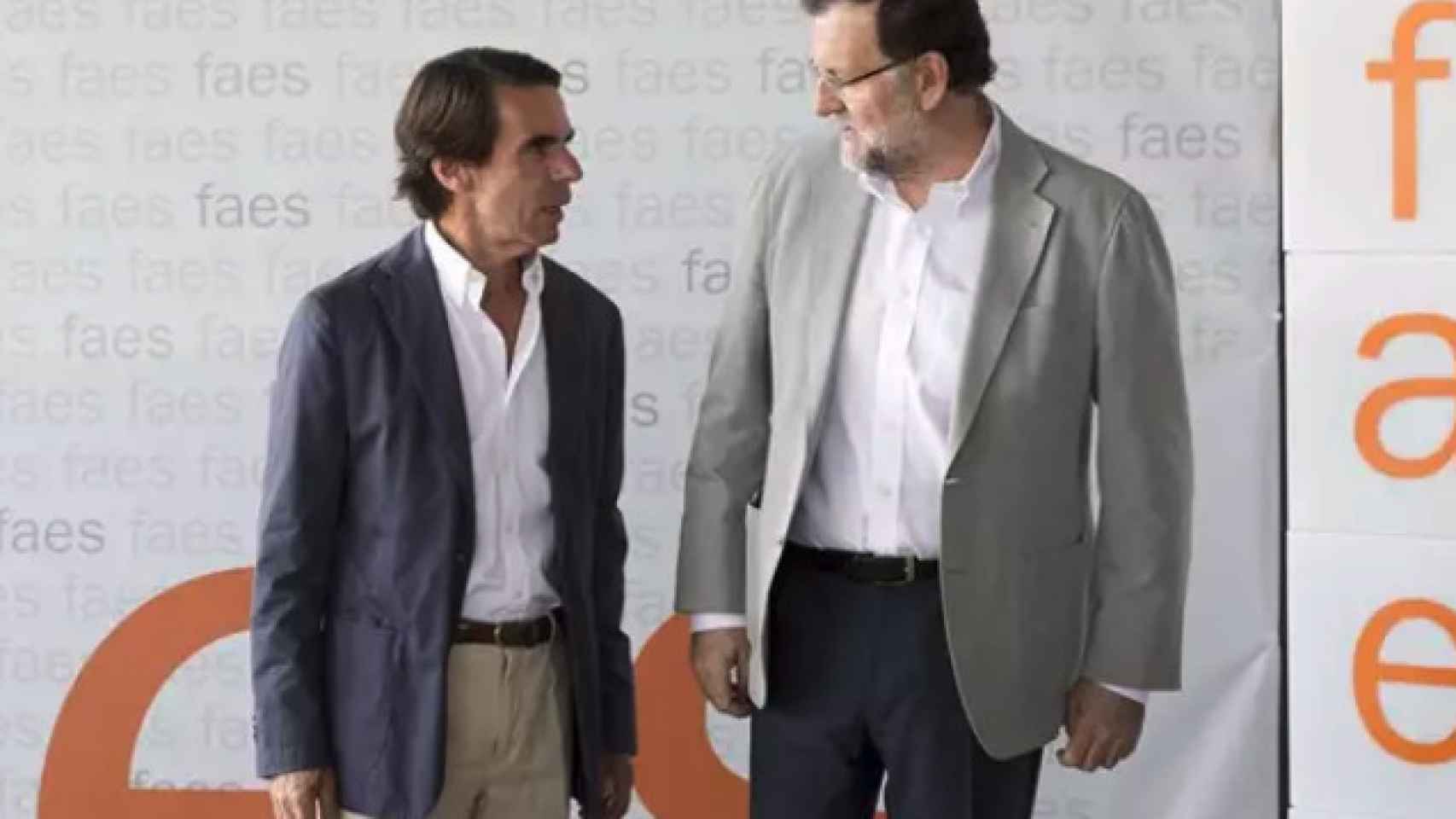 Los expresidentes José María Aznar y Mariano Rajoy, en una imagen de archivo.
