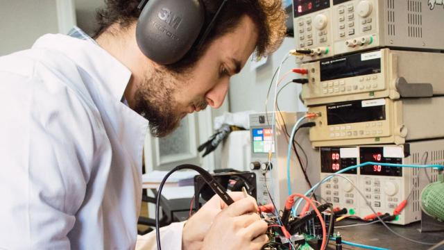 Un técnico de Frenetic trabaja en su laboratorio.