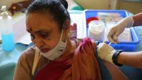 Una ciudadana india recibe una dosis de la vacuna contra la Covid-19.