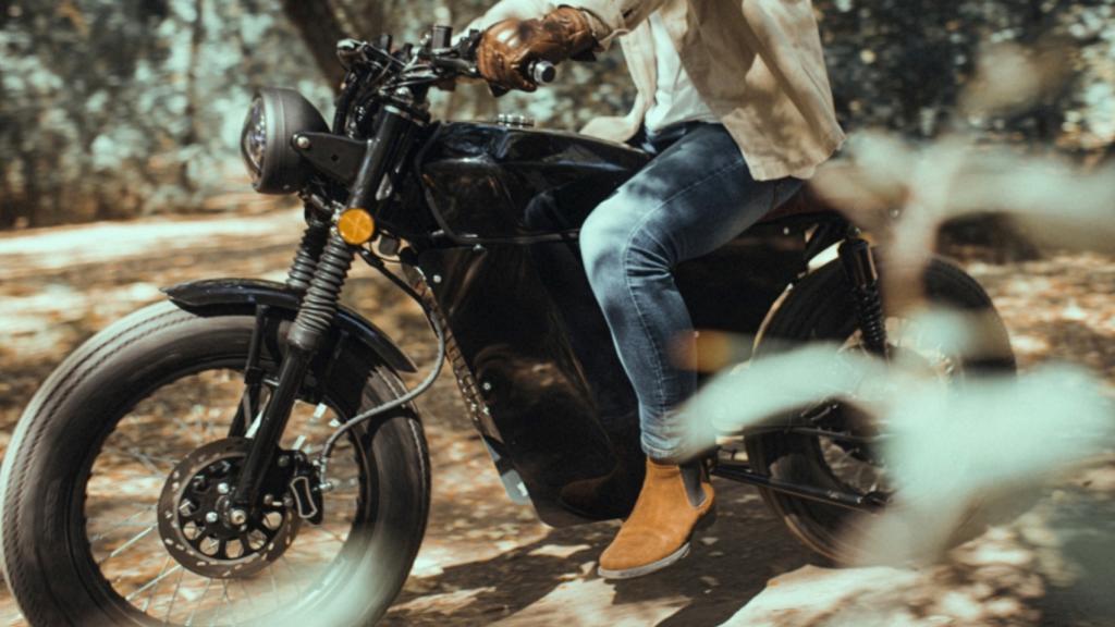 La moto eléctrica de OX Motorcycles se conecta al móvil.