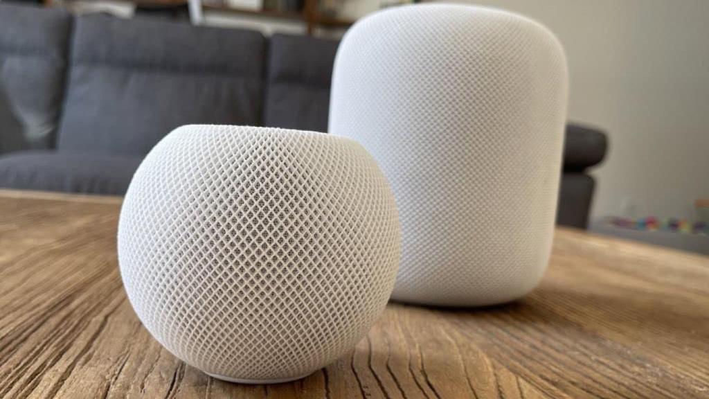 Los dos HomePod en una mesa.