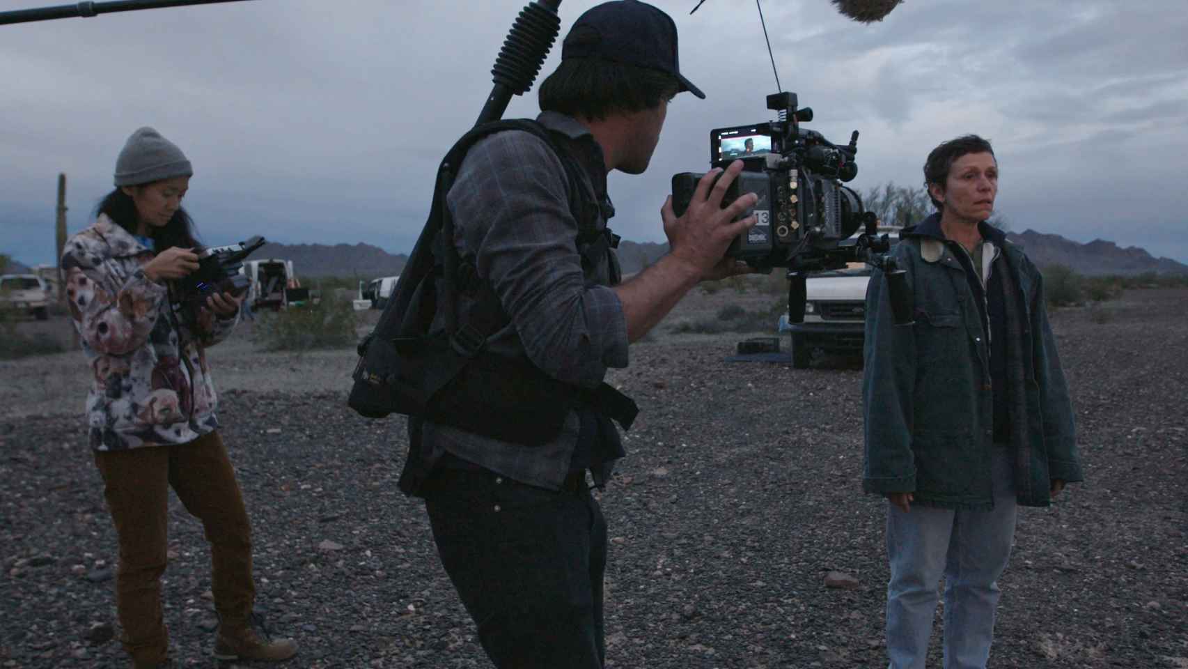 Chloé Zhao en el rodaje de 'Nomadland'.