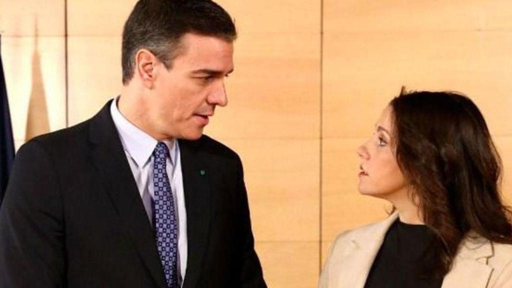 Pedro Sánchez, secretario general del PSOE, junto a Inés arrimadas, líder de Ciudadanos.