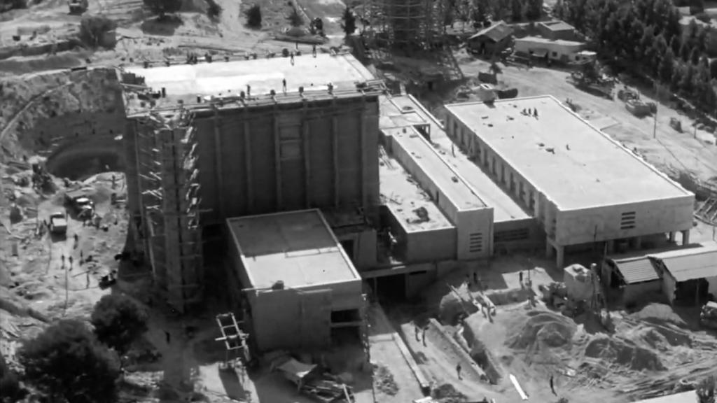 Vista aérea de la construcción de la central nuclear de Zorita de los Canes (Guadalajara), la primera de España.