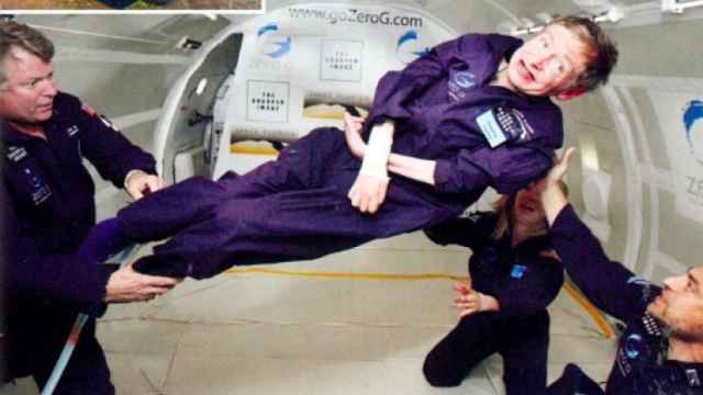 Stephen Hawking probando la ingravidez en un Boeing 727-200. Foto de Jim Campbell incluida en 'Stephen Hawking. Su vida y obra', de Kitty Ferguson (Crítica)
