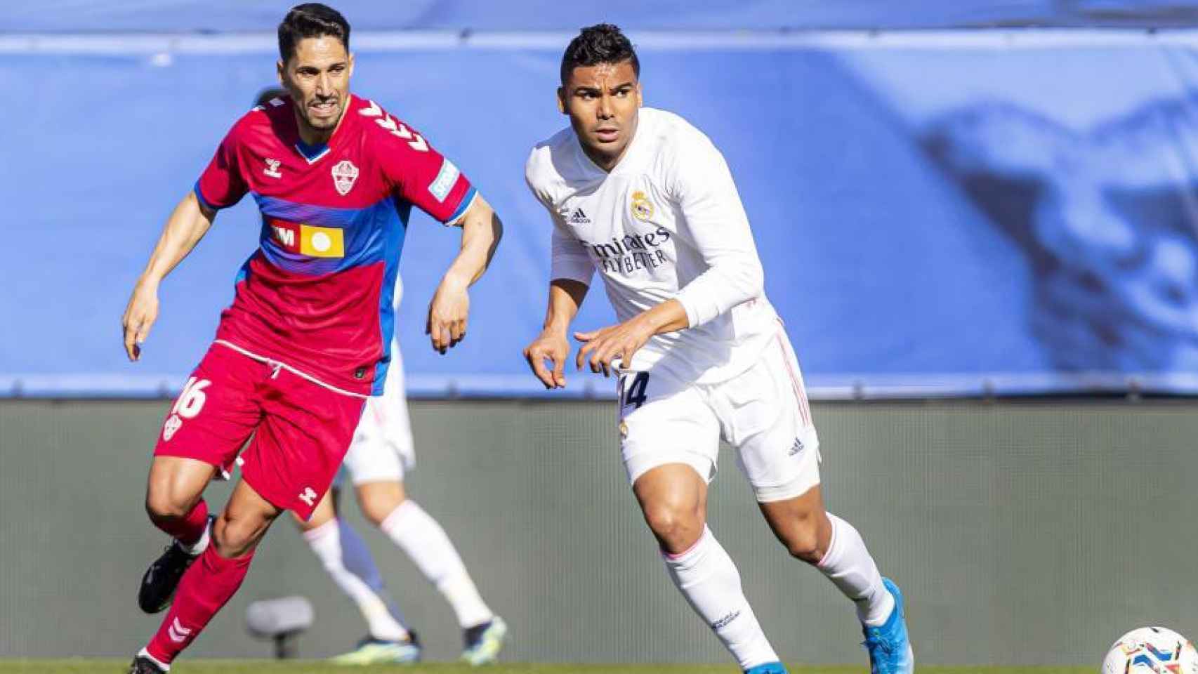 Casemiro conduce el balón, en el Real Madrid - Elche de La Liga