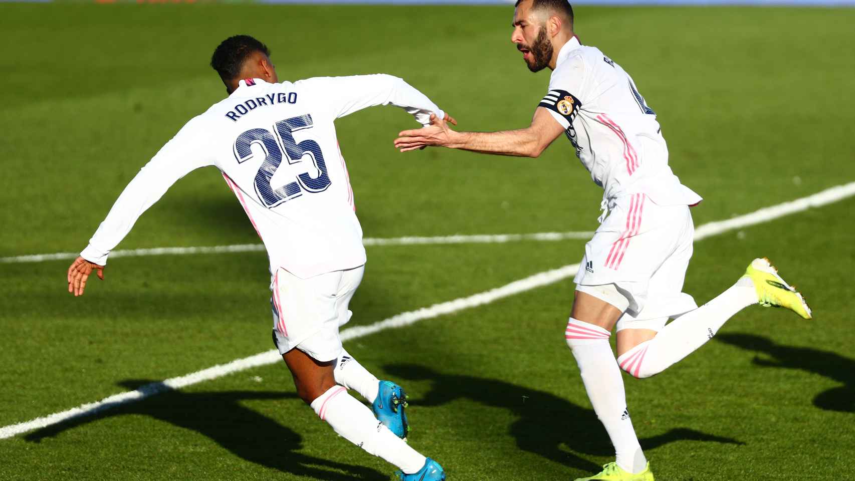 Karim Benzema celebra su gol al Elche con Rodrygo