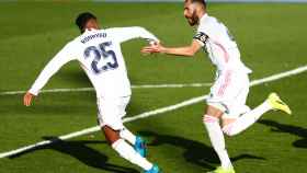 Karim Benzema celebra su gol al Elche con Rodrygo
