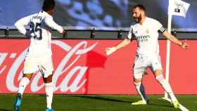 Karim Benzema celebra el gol de la victoria del Real Madrid al Elche