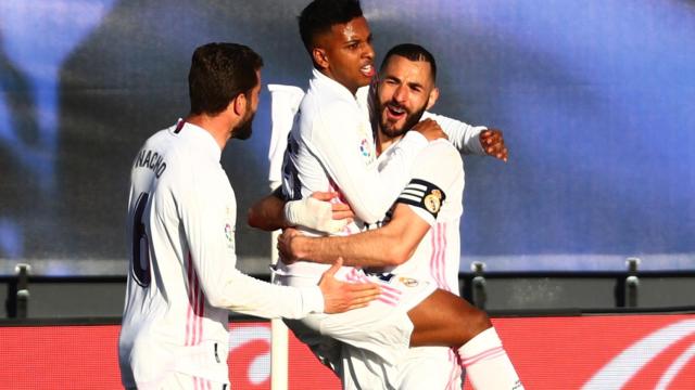 Karim Benzema celebra el gol de la victoria del Real Madrid al Elche