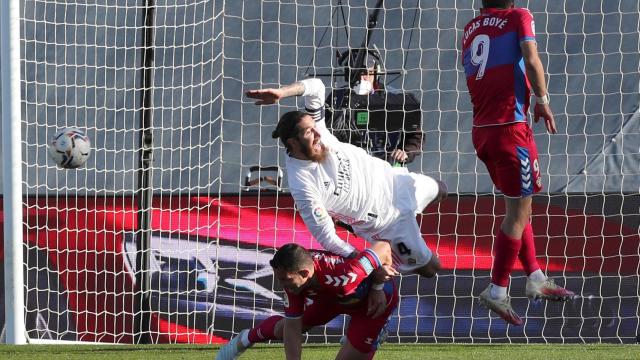 Marcone derriba a Sergio Ramos en el área del Elche pero el VAR no pita penalti