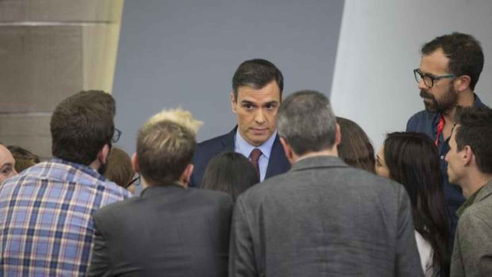 Pedro Sánchez, desencajado entre los periodistas tras admitir que vienen semanas duras en la sala dee prensa de Moncloa.