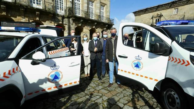 Alfonso Rueda y Xosé Sánchez Bugallo en la entrega de vehículos de Protección Civil en Santiago de Compostela.